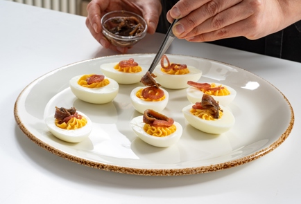 Фото шага рецепта Фаршированные яйца с анчоусом и маринованным луком 175396 шаг 8  