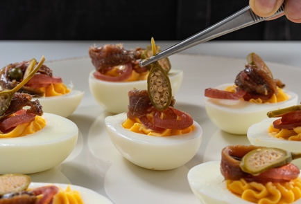 Фото шага рецепта Фаршированные яйца с анчоусом и маринованным луком 175396 шаг 9  