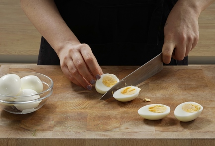 Фото шага рецепта Фаршированные яйца с тунцом 152947 шаг 4  