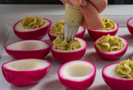Фото шага рецепта Фаршированные яйца в свекольном маринаде 175394 шаг 9  