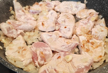 Фото шага рецепта Филе индейки на сковороде с куркумой и сливками 190812 шаг 5  