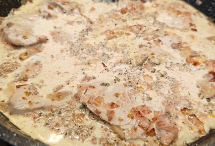 Фото шага рецепта Филе индейки на сковороде с куркумой и сливками 190812 шаг 9  