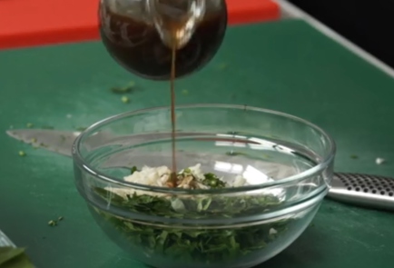 Фото шага рецепта Фокачча с луком вялеными томатами и оливками 151301 шаг 4  