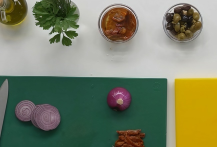 Фото шага рецепта Фокачча с луком вялеными томатами и оливками 151301 шаг 5  