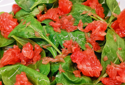 Фото шага рецепта Фруктовоягодный салат с камамбером и шпинатом 151708 шаг 3  