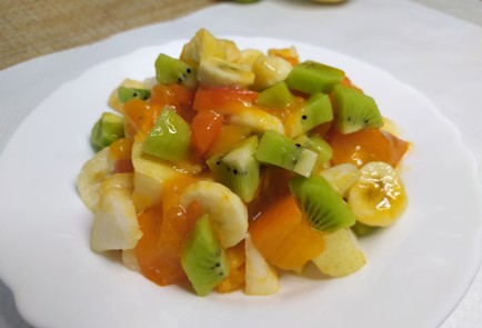 Фото шага рецепта Фруктовый салат с хурмой 190747 шаг 8