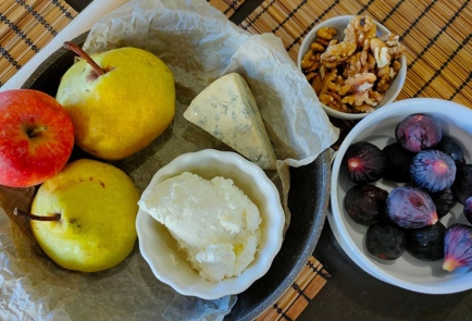 Фото шага рецепта Запеченные фрукты с сыром и орехами 174633 шаг 1  