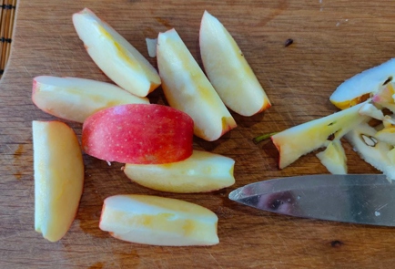 Фото шага рецепта Запеченные фрукты с сыром и орехами 174633 шаг 3  