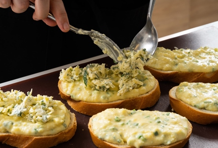 Фото шага рецепта Горячие бутерброды с картофелем и сыром 151011 шаг 4  