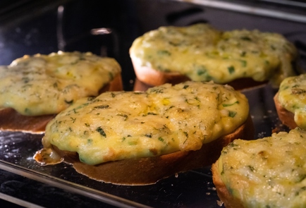 Фото шага рецепта Горячие бутерброды с картофелем и сыром 151011 шаг 6  