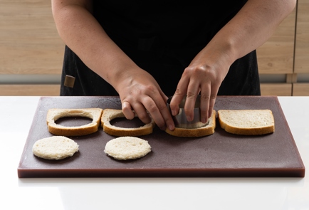 Фото шага рецепта Горячие бутербродышарлотки 151015 шаг 1  
