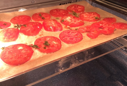 Фото шага рецепта Горячий сэндвич с куриным филе томатами и сыром 140855 шаг 4  