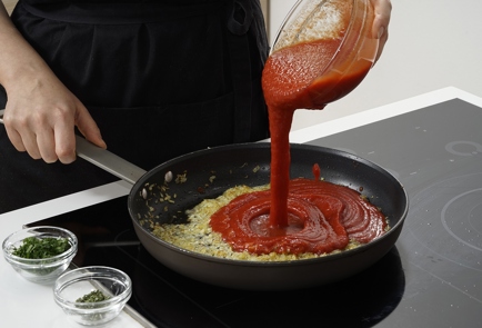 Фото шага рецепта Говяжьи фрикадельки в томатном соусе 153121 шаг 6  