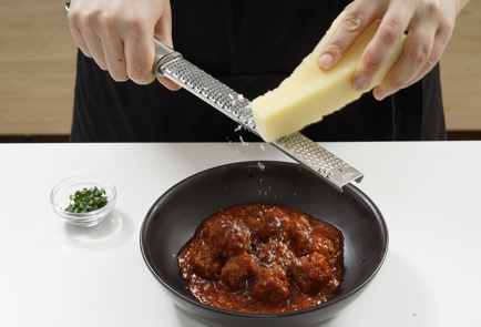 Фото шага рецепта Говяжьи фрикадельки в томатном соусе 153121 шаг 9  