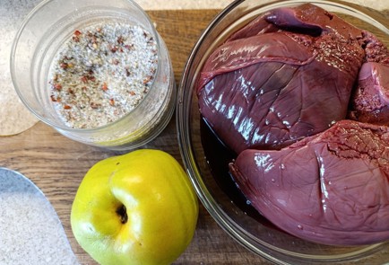 Фото шага рецепта Говяжья печень тушеная с айвой 190837 шаг 1