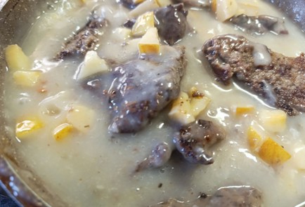 Фото шага рецепта Говяжья печень тушеная с айвой 190837 шаг 16