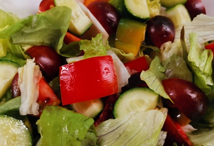 Фото шага рецепта Греческий салат с халапеньо 175522 шаг 5  