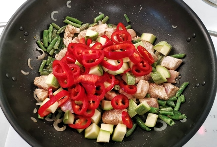 Фото шага рецепта Гречневая лапша с индейкой и овощами в соусе терияки 151108 шаг 12  
