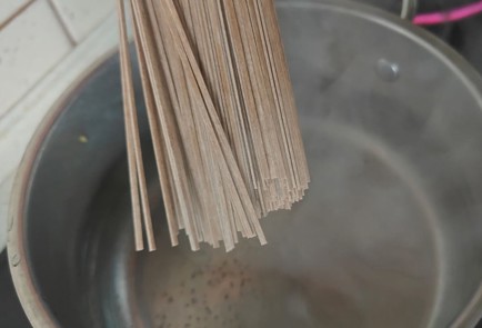 Фото шага рецепта Гречневая лапша с морепродуктами 190043 шаг 7