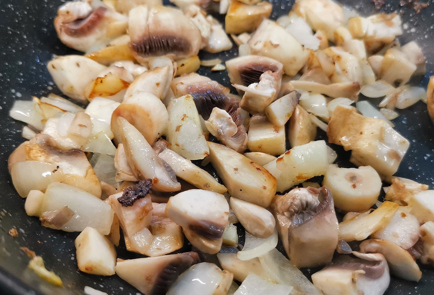 Говяжья печень с грибами на сковороде