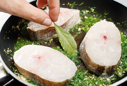 Запеченная рыба хек в духовке самая вкусная в масле с чесноком простой рецепт пошаговый