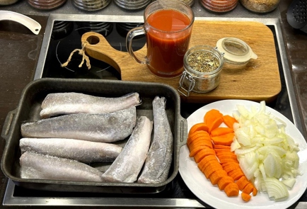 Минтай с морковью и луком (в духовке)