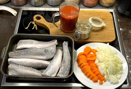 Фото шага рецепта Хек запеченный в томатном соусе с луком и морковью 175333 шаг 6  