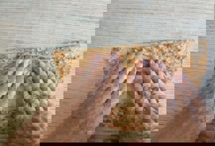 Фото шага рецепта Хрустящие чебуреки на сковороде 190867 шаг 4