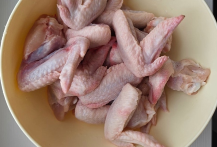 Фото шага рецепта Хрустящие куриные крылышки 175452 шаг 1  