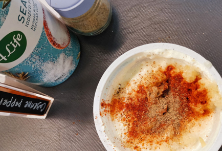 Фото шага рецепта Хрустящая курочка на соли с чесночносметанным соусом 152001 шаг 7  