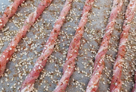 Фото шага рецепта Хрустящие палочки из бекона с кунжутом 152668 шаг 6  