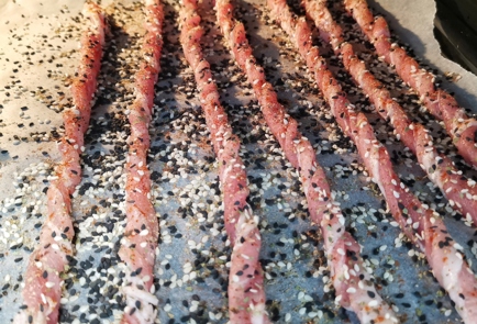 Фото шага рецепта Хрустящие палочки из бекона с кунжутом 152668 шаг 8  