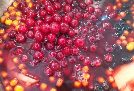 Фото шага рецепта Имбирный ягодный морс с розовым перцем 152637 шаг 7  