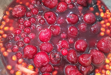 Фото шага рецепта Имбирный ягодный морс с розовым перцем 152637 шаг 8  