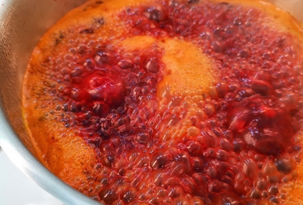 Фото шага рецепта Имбирный ягодный морс с розовым перцем 152637 шаг 9  