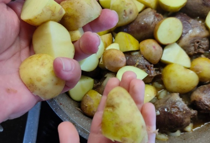 Фото шага рецепта Индюшачьи сердечки с луком и картофелем 176367 шаг 13  