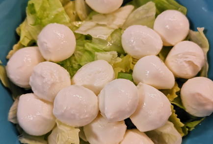 Фото шага рецепта Итальянский овощной салат с моцареллой 151940 шаг 2  