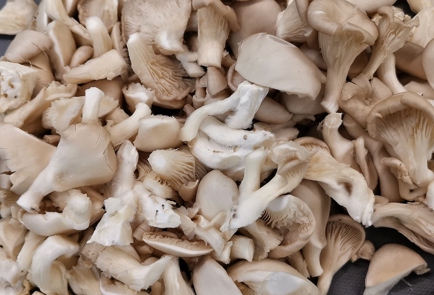 Фото шага рецепта Жареные грибы со сливками и сыром 152574 шаг 1  