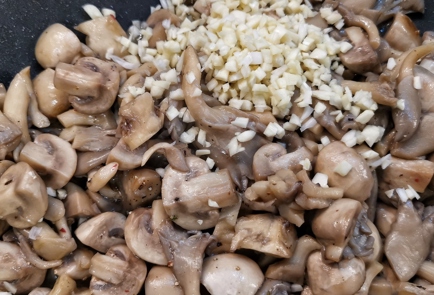 Фото шага рецепта Жареные грибы со сливками и сыром 152574 шаг 10  