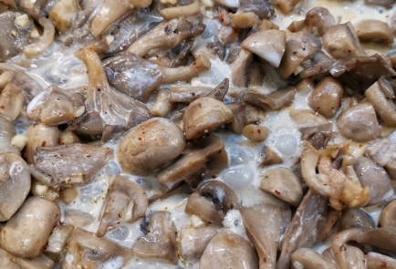 Фото шага рецепта Жареные грибы со сливками и сыром 152574 шаг 12  