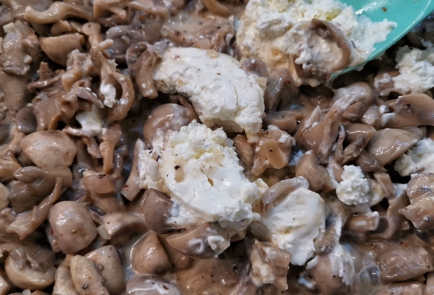 Фото шага рецепта Жареные грибы со сливками и сыром 152574 шаг 13  