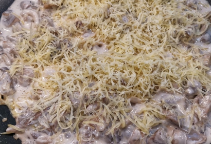 Фото шага рецепта Жареные грибы со сливками и сыром 152574 шаг 14  