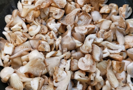 Фото шага рецепта Жареные грибы со сливками и сыром 152574 шаг 6  