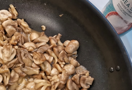 Фото шага рецепта Жареные грибы со сливками и сыром 152574 шаг 8  
