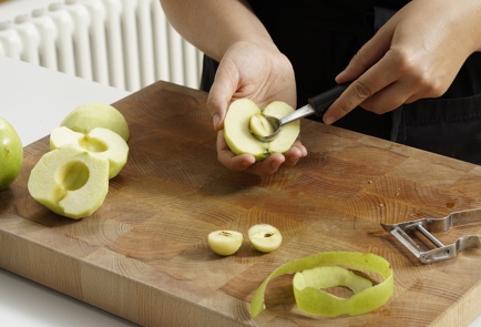 Фото шага рецепта Кабачковые оладьи с яблочным припеком 152673 шаг 4  