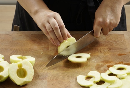 Фото шага рецепта Кабачковые оладьи с яблочным припеком 152673 шаг 5  