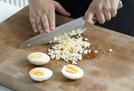 Фото шага рецепта Кабачковые оладьи с зеленым луком и яйцом 152677 шаг 1  