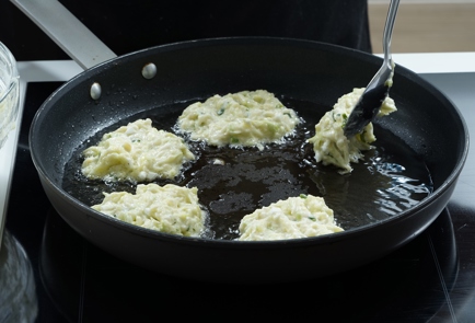 Фото шага рецепта Кабачковые оладьи с зеленым луком и яйцом 152677 шаг 9  