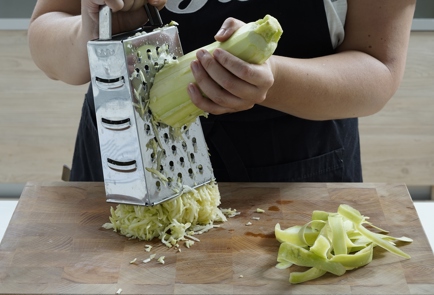 Фото шага рецепта Кабачковые оладьи со шпинатом и фетой 152675 шаг 1  