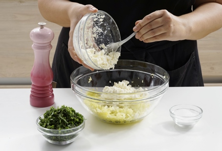 Фото шага рецепта Кабачковые оладьи со шпинатом и фетой 152675 шаг 5  
